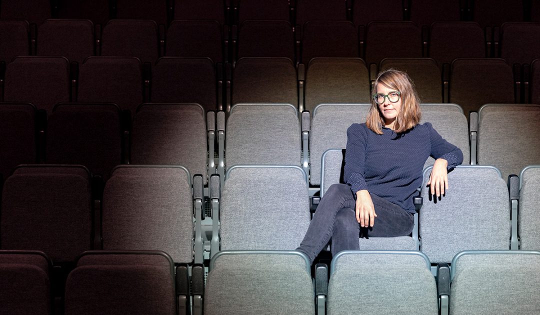 Marie Neumann, directrice du Service Culture et Médiation scientifique, dans la salle de spectacle de La Grange. © Fabrice Ducrest / UNIL